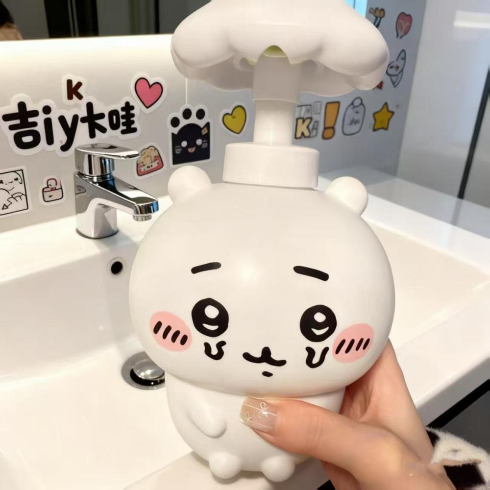 Home Edit Bathroom Storage - かわいい「はちわらちいかわ」デザインのディスペンサーボトル。キュートなウサギのイラストが描かれた、バスルーム用のハンドサニタイザー、シャワージェル用のプレスボトル。家庭用収納ボトルとしても。